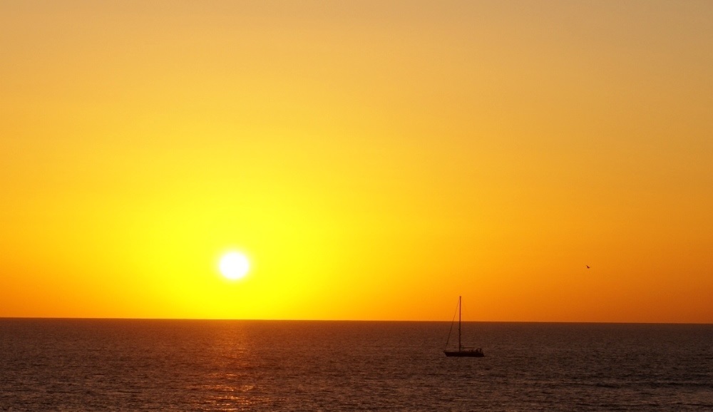 Schiffchen im Sonnenuntergang vor der Küste Costa Adeje's