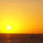 Schiffchen im Sonnenuntergang vor der Küste Costa Adeje's