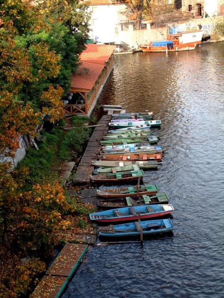 Schiffe am Ufer der Moldau, Prag