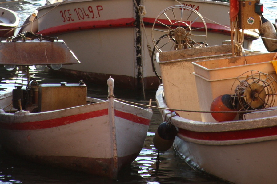 Schiffe an einem kleinen Hafen