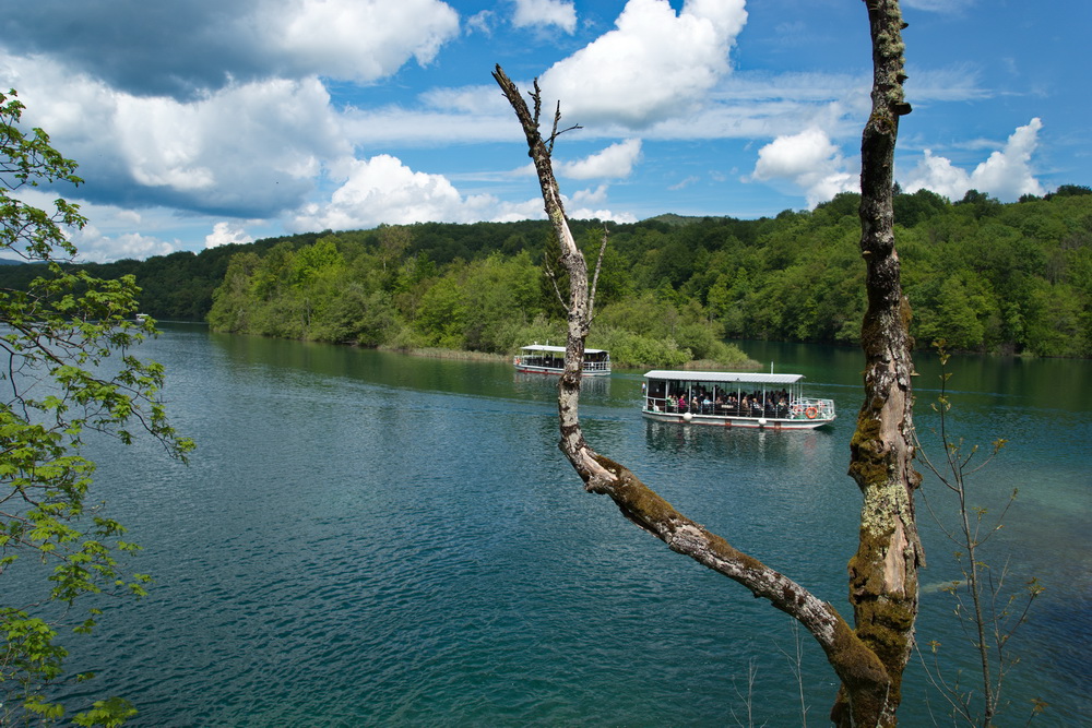 Schiffe auf dem Kozjak See, Nationalpark Plitvicer Seen