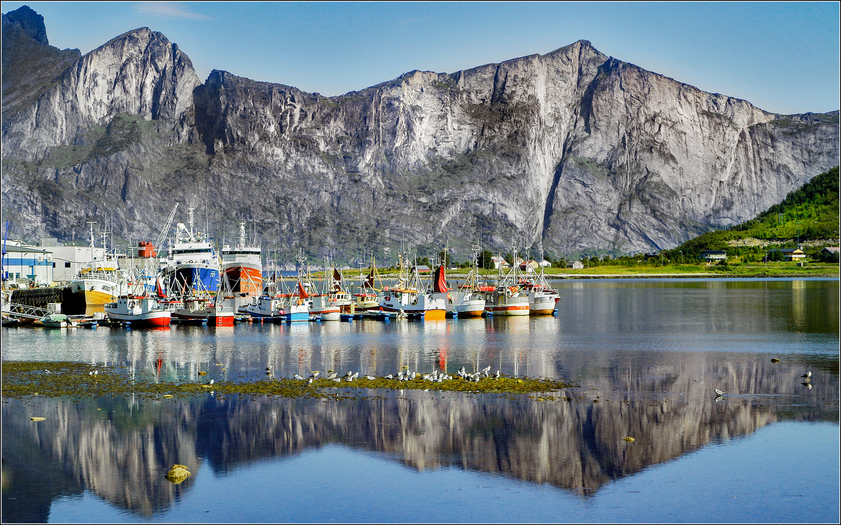 Schiffe auf der Insel Senja in Norwegen