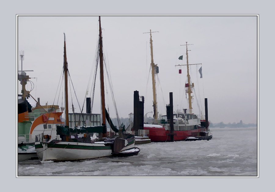 Schiffe auf der vereisten Elbe