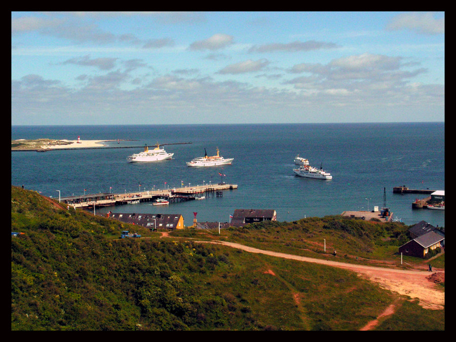 Schiffe auf Reede vor Helgoland