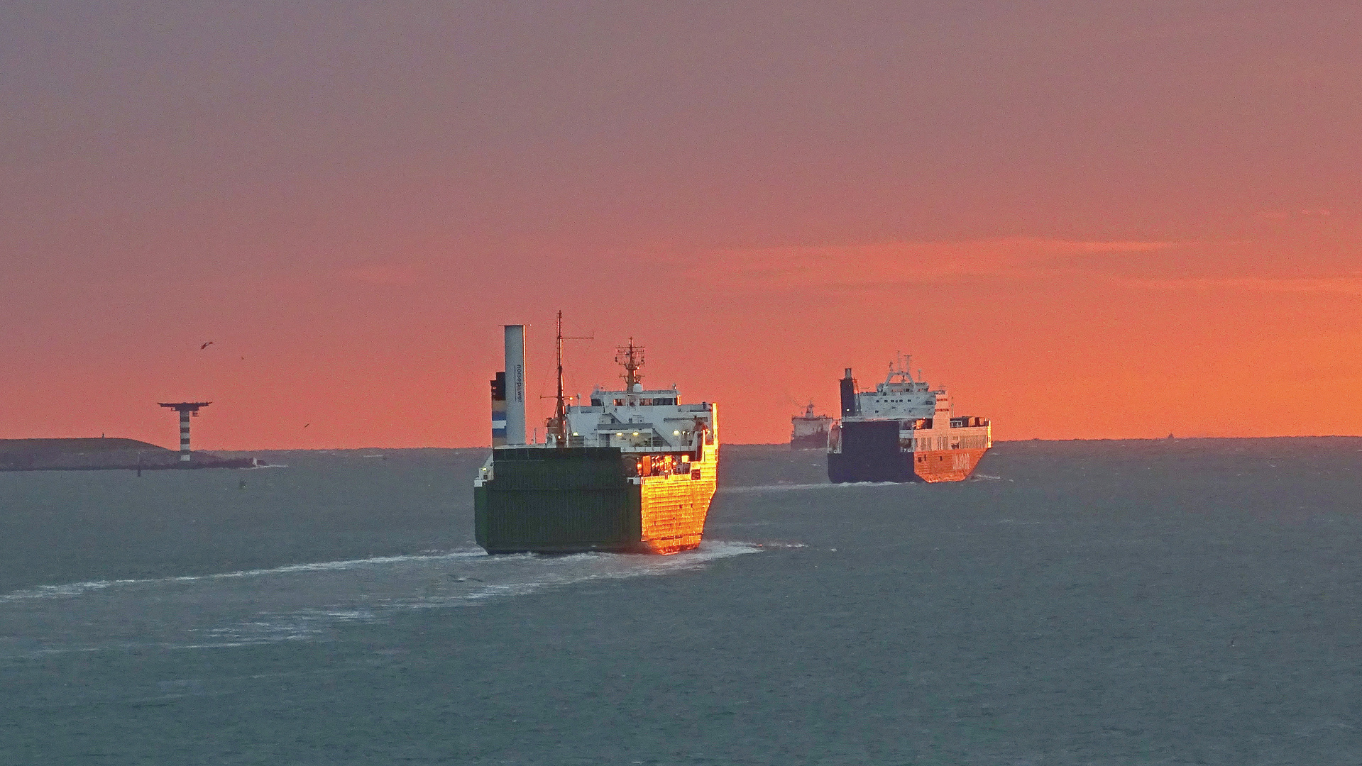 Schiffe bei Sonnenuntergang
