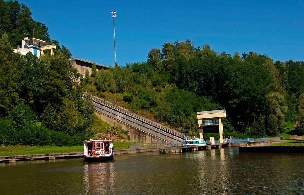 Schiffe, die den Berg hochfahren, ...