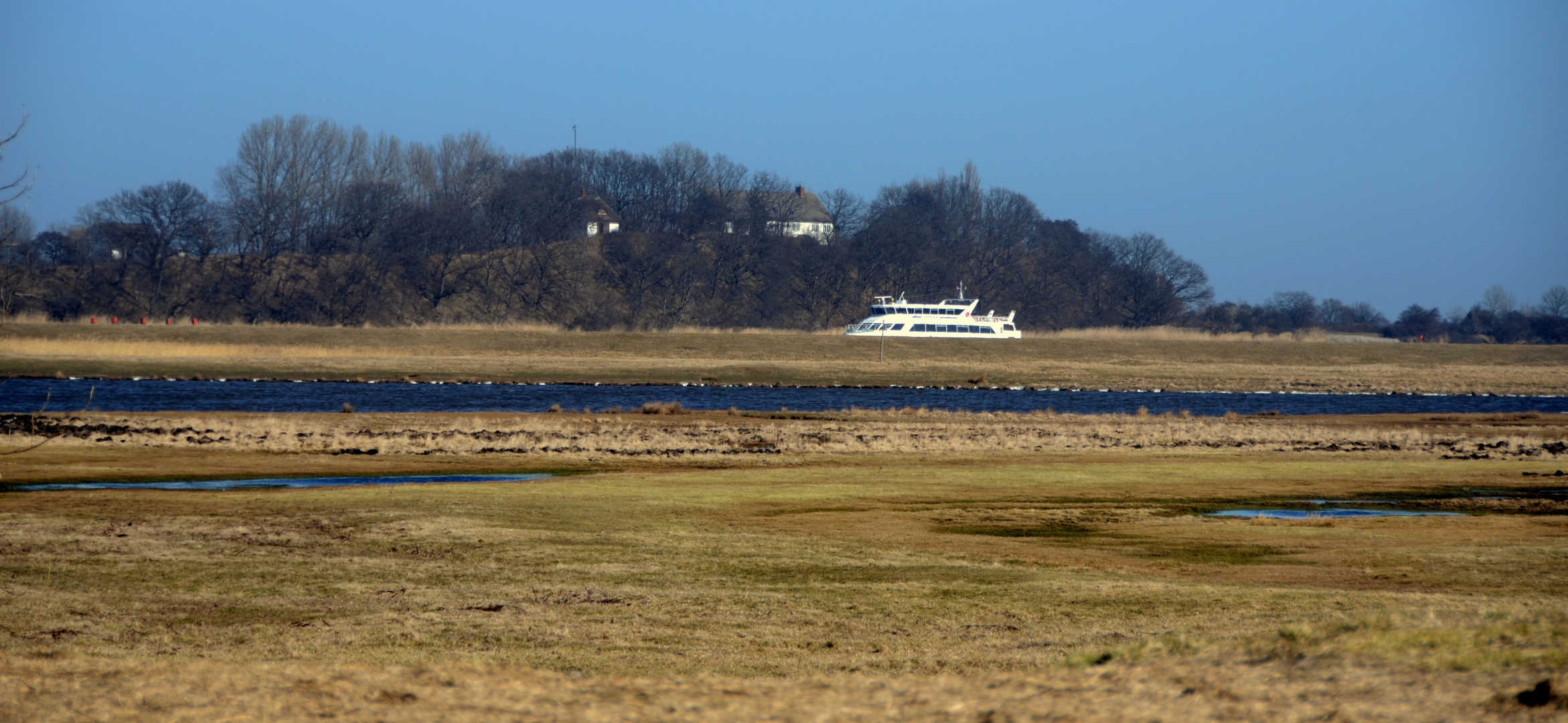 Schiffe fahren auf der Insel