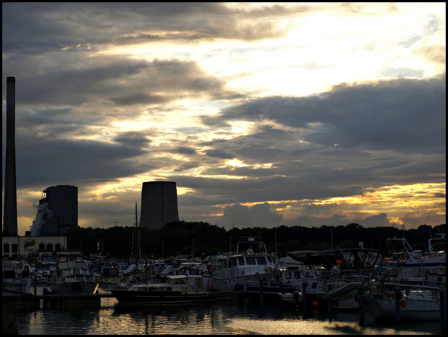 Schiffe im Hafen am Abend