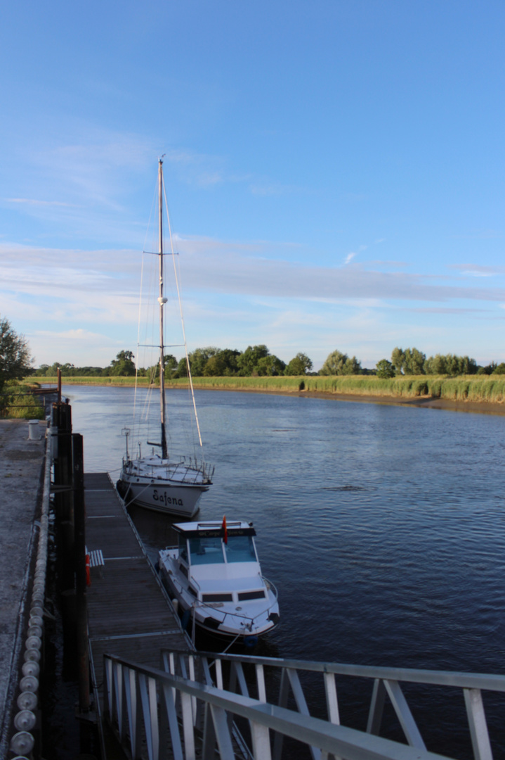 Schiffe im Hafen Schwarzenhüten .... 