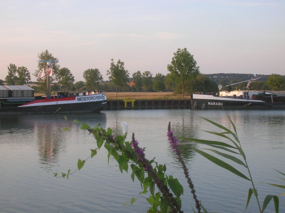 Schiffe im Hafen von Sachsenhagen / Mittellandkanal