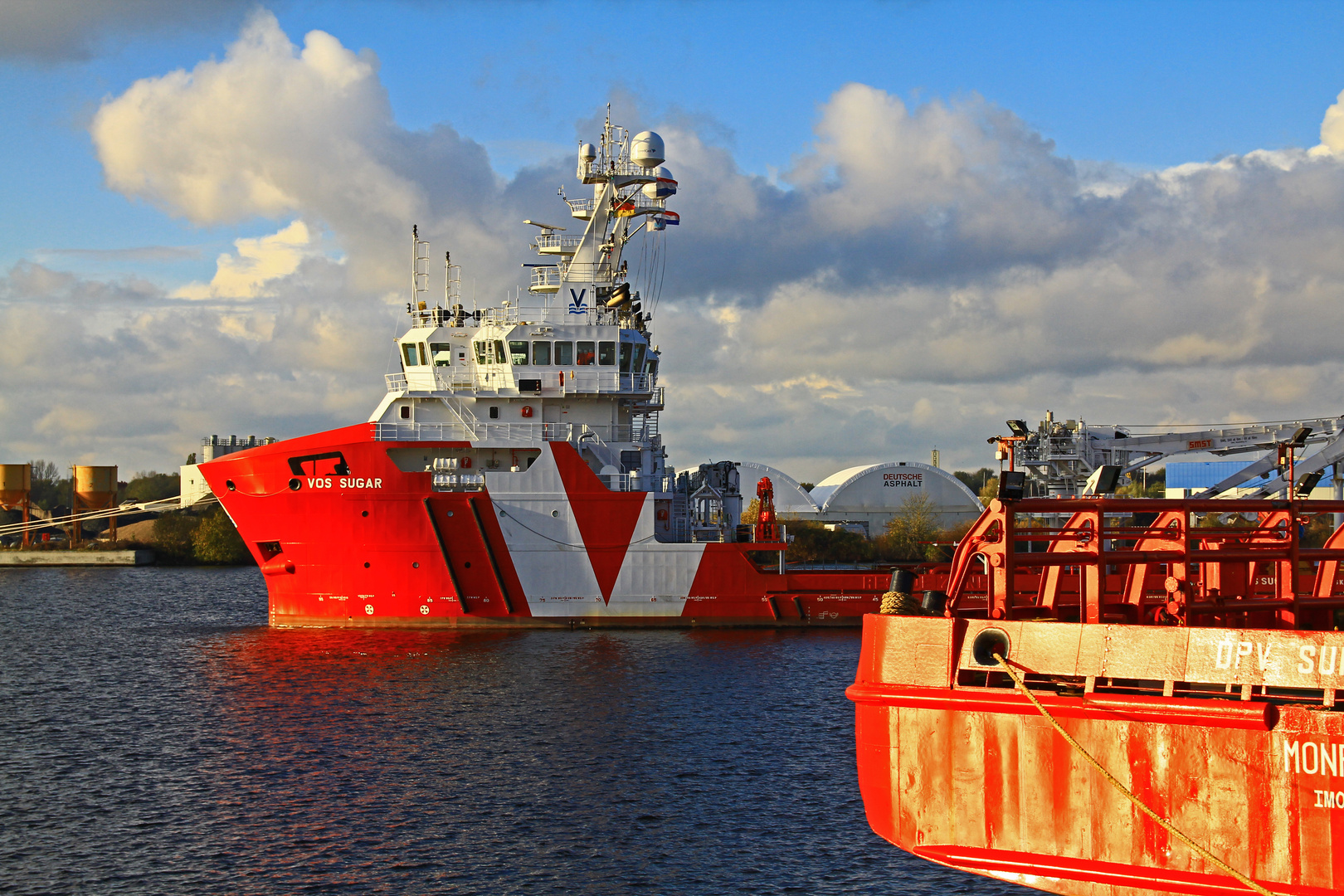 Schiffe im Hafen von Wilhelmshaven