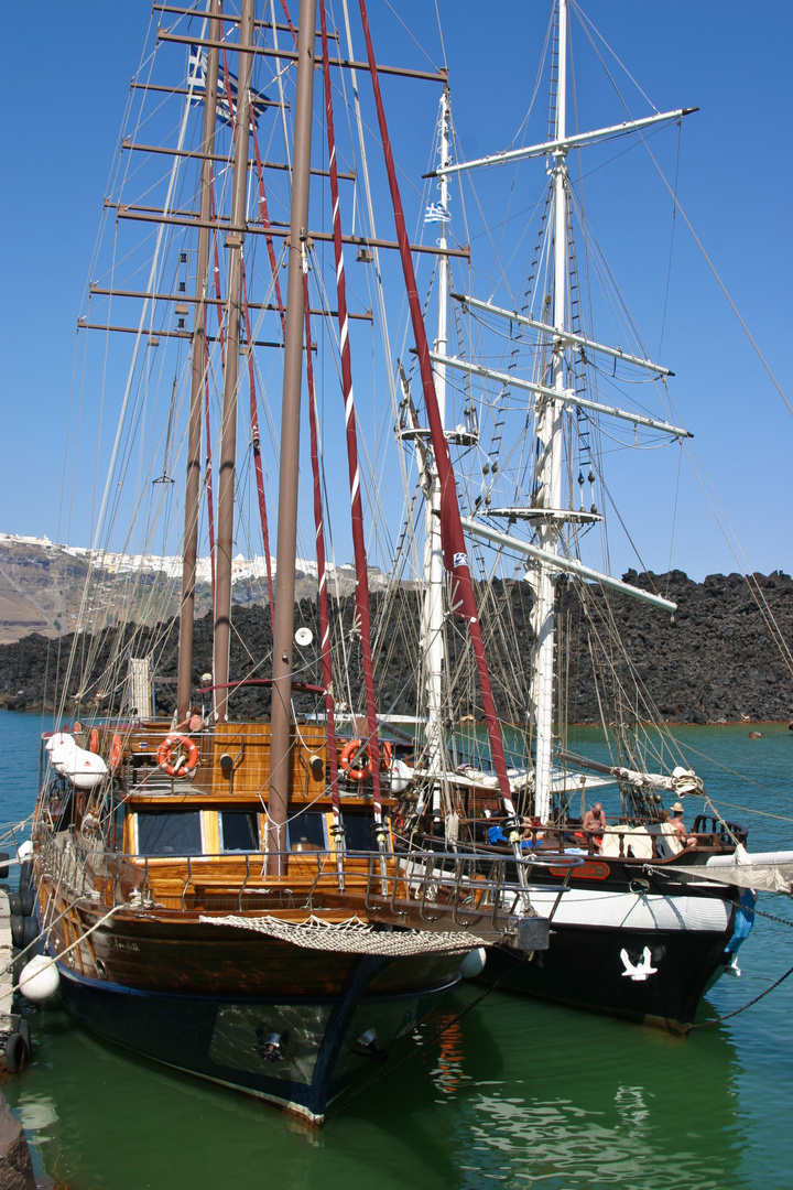 Schiffe im Hafen vor Nea Kameni