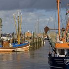 Schiffe im Hafen zu Neuharlingssiel