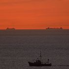 Schiffe im Sonnenuntergang auf der Nordsee an der Begischen Küste