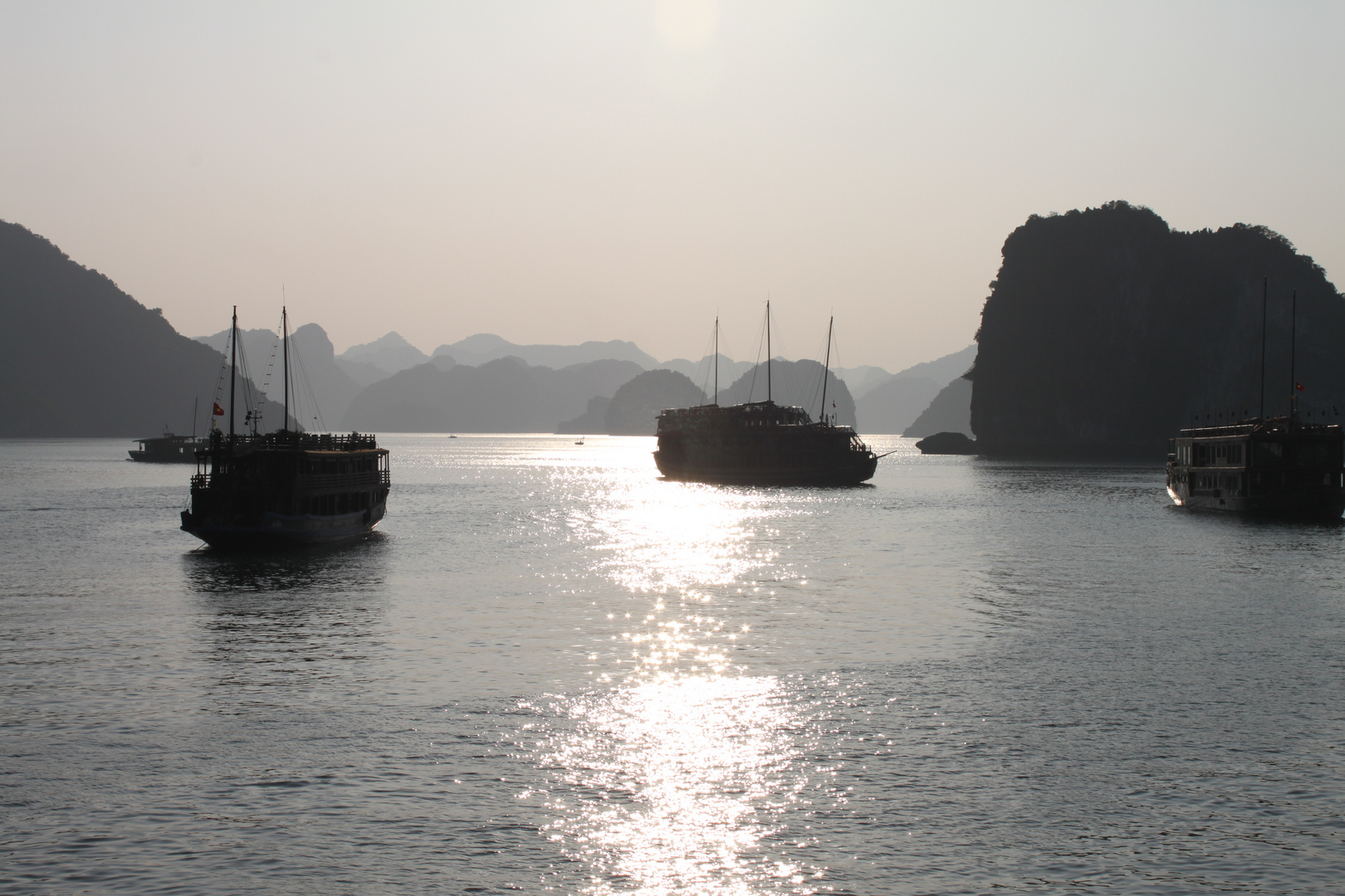 Schiffe in der Halong Bucht im Abend