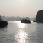 Schiffe in der Halong Bucht im Abend