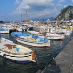 Schiffe schaukeln im Hafen von Capri