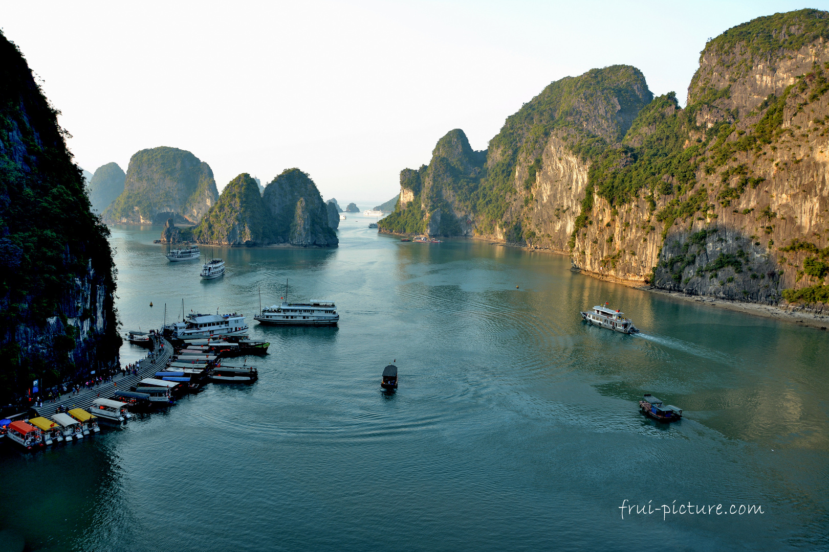 Schiffe und Boote in der Halong Bucht - Vietnam