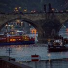 Schiffe unter der Karlsbrücke, Prag
