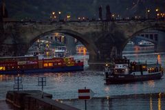 Schiffe unter der Karlsbrücke, Prag