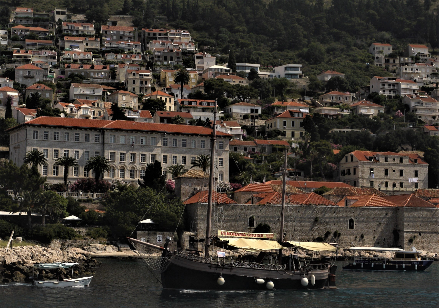 Schiffe vor den Gebäuden des Lazareti in Dubrovnik - Geburtsort des Wortes Quarantäne