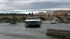 Schiffe vor Karlsbrücke