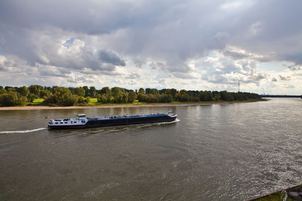 Schifffahrt auf dem Rhein bei Düsseldorf Foto & Bild deutschland