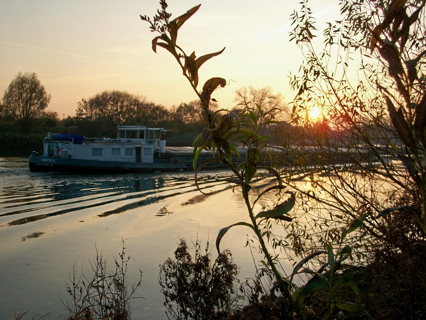 Schifffahrt auf der herbstlichen Weser