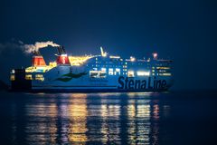 Schifffahrt auf der Kieler Förde am Abend