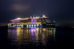 Schifffahrt auf der Kieler Förde am Abend