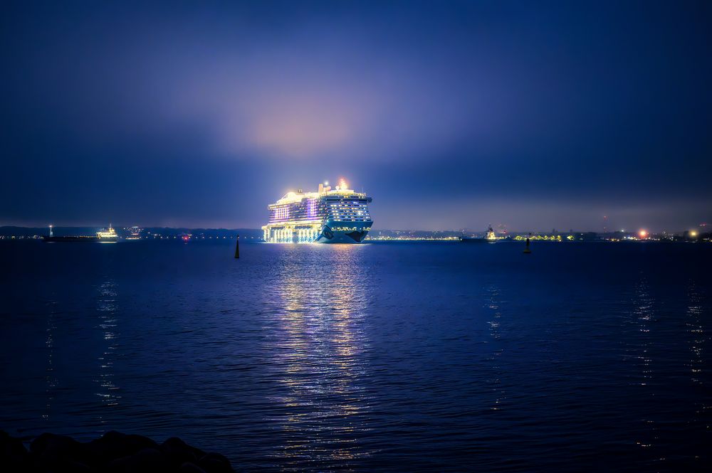 Schifffahrt auf der Kieler Förde am Abend