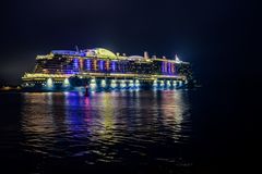 Schifffahrt auf der Kieler Förde am Abend