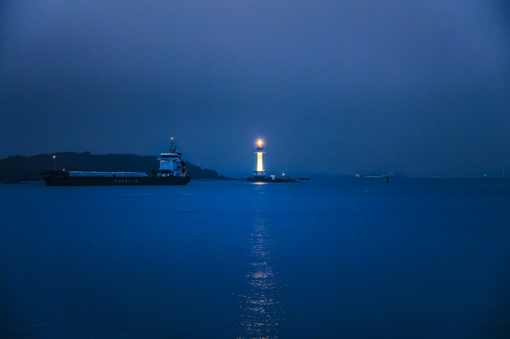 Schifffahrt auf der Kieler Förde am Abend