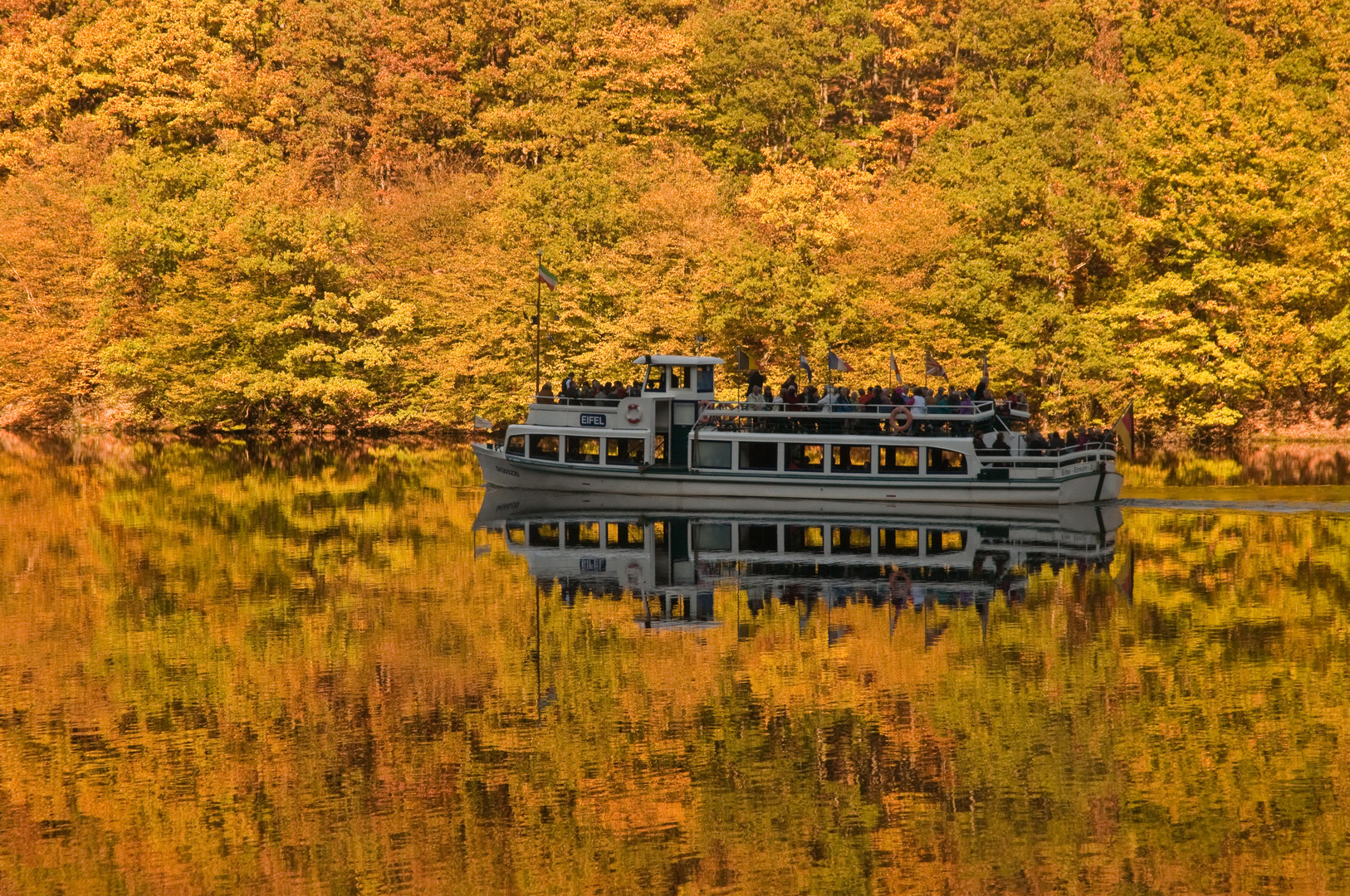 Schifffahrt durchs Herbstgold