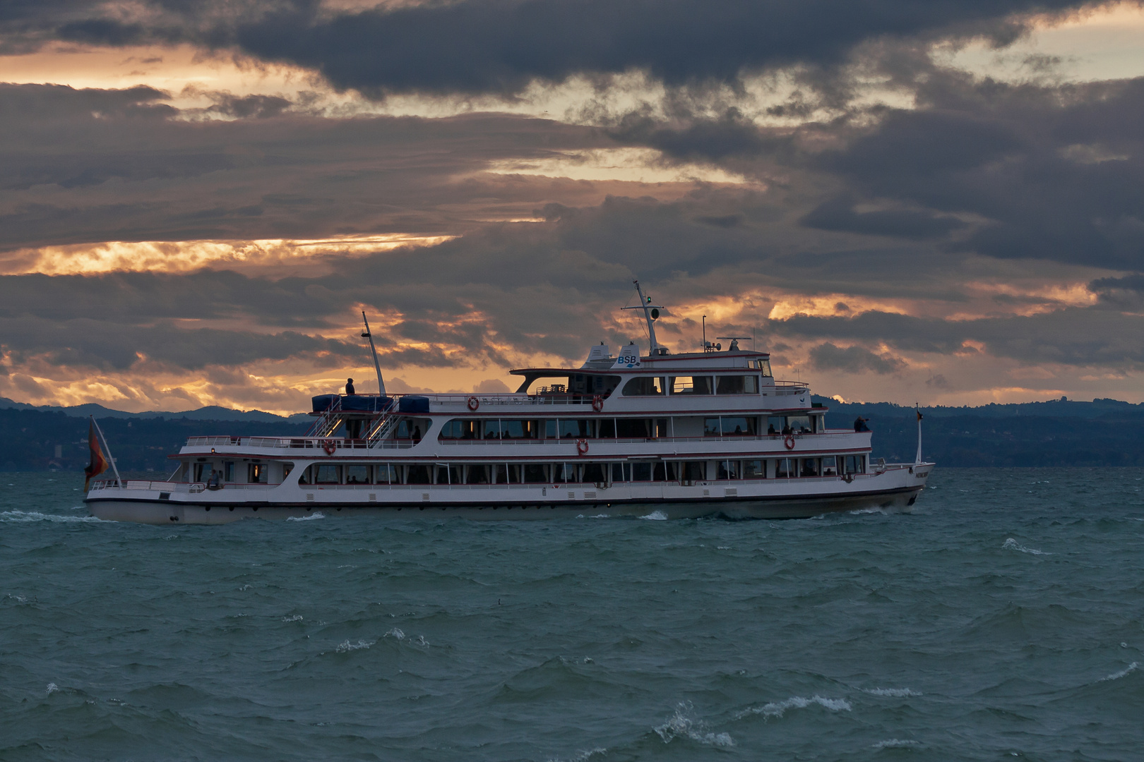 Schifffahrt im Abendrot am Bodensee