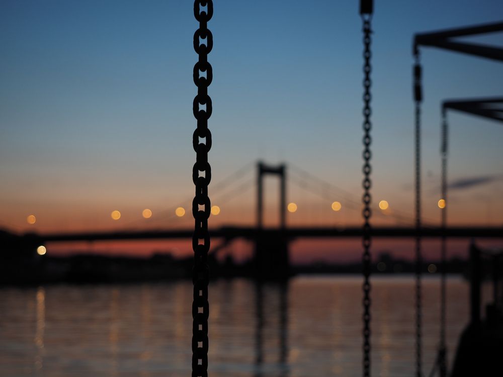 Schifffahrt in Duisburg am Rhein Foto