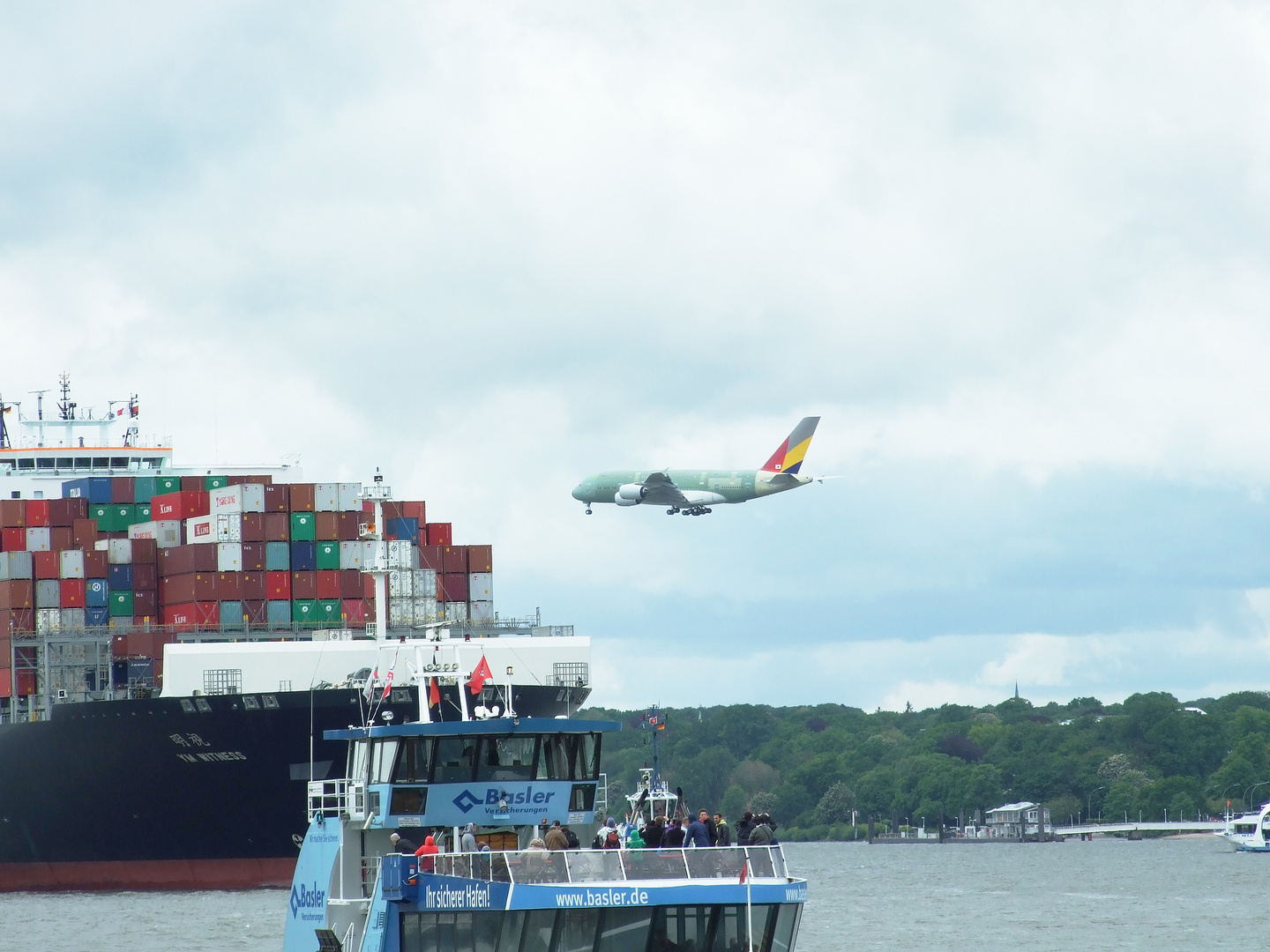 Schifffahrt- und Luftfahrtindustrie gehören zu Hamburg....