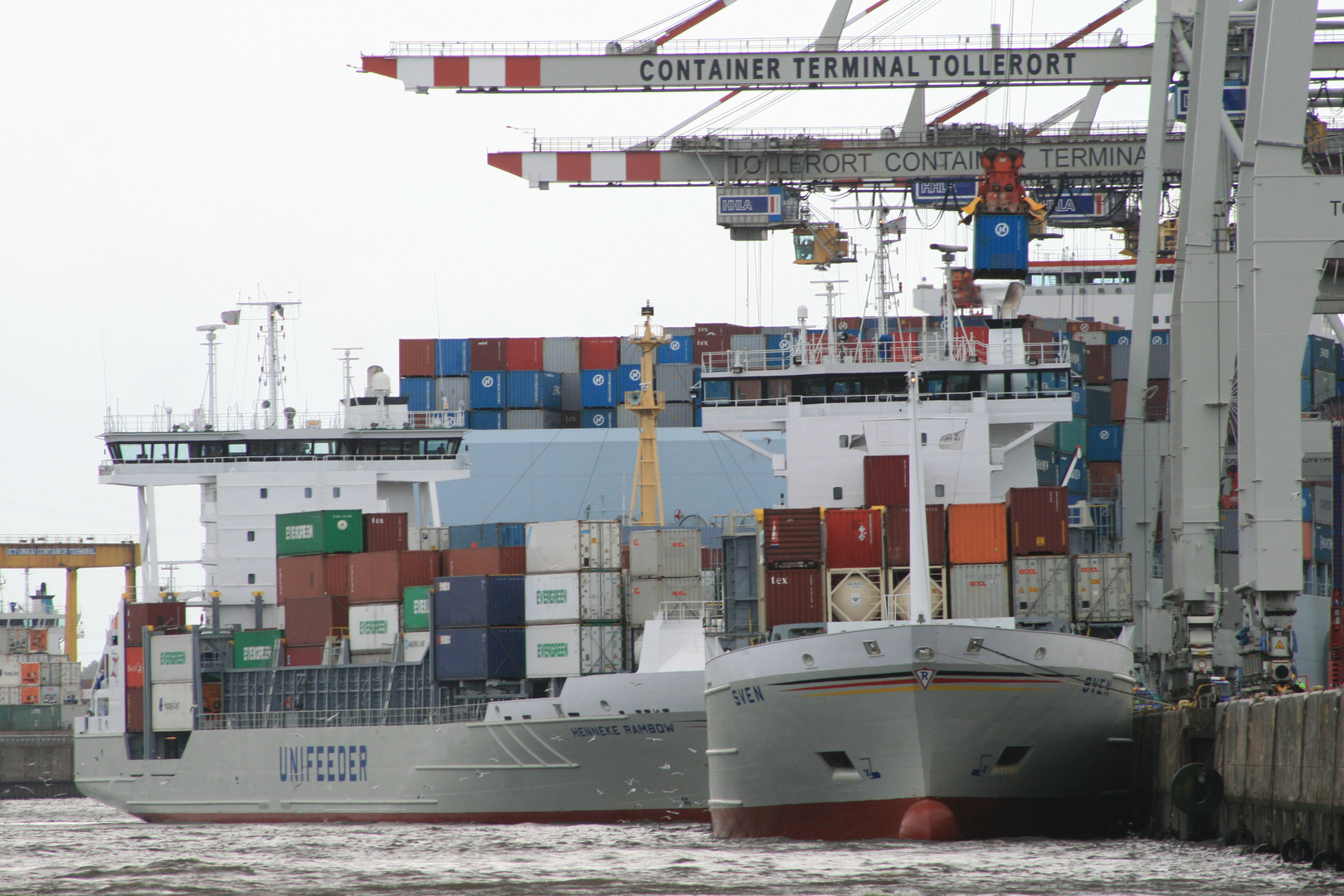 Schiffsabfertigung: Containerterminal Hamburg-Tollerort