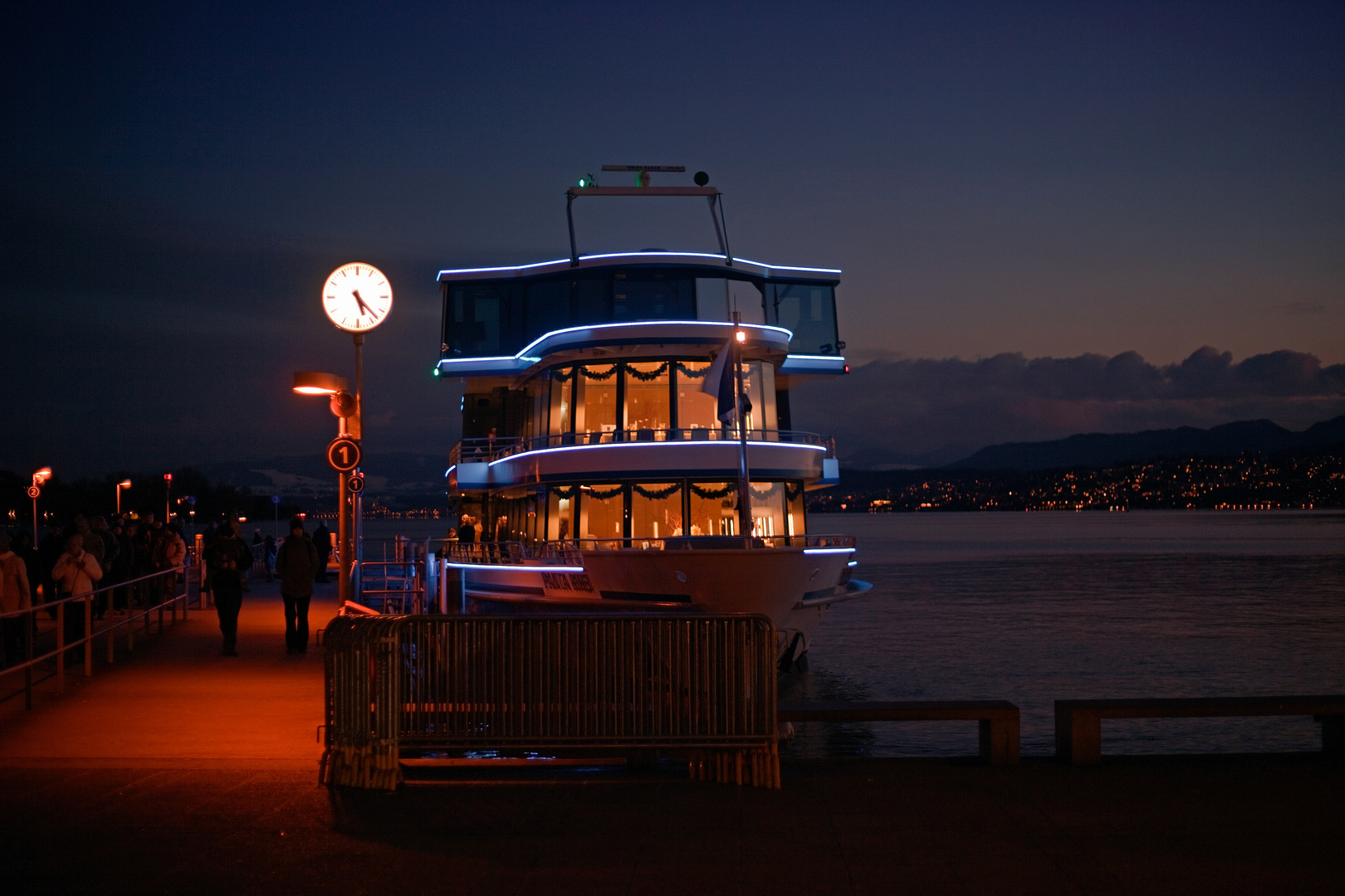 Schiffsanleger Zürich Abendstimmung