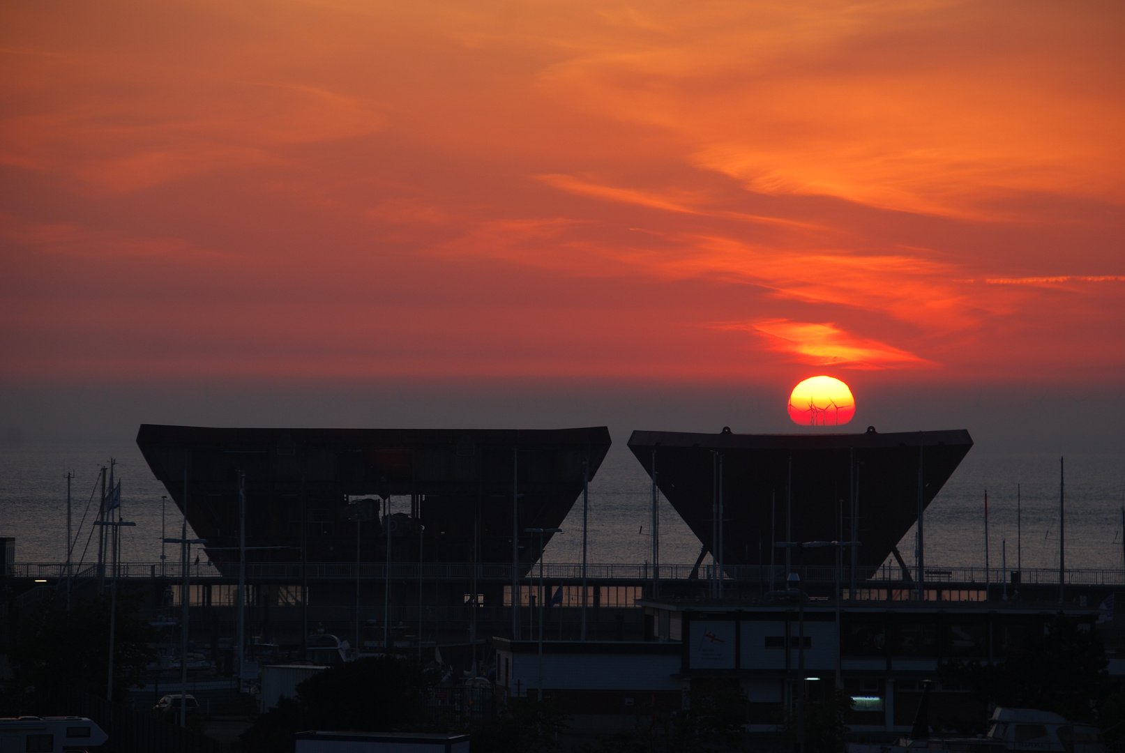 Schiffsbauteile vor Sonnenaufgang