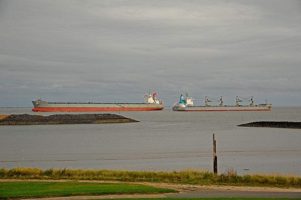 Schiffsbegegnung auf der Elbe, Höhe Kugelbake Cuxhaven