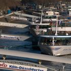 Schiffsgedränge am Kölner Rheinufer
