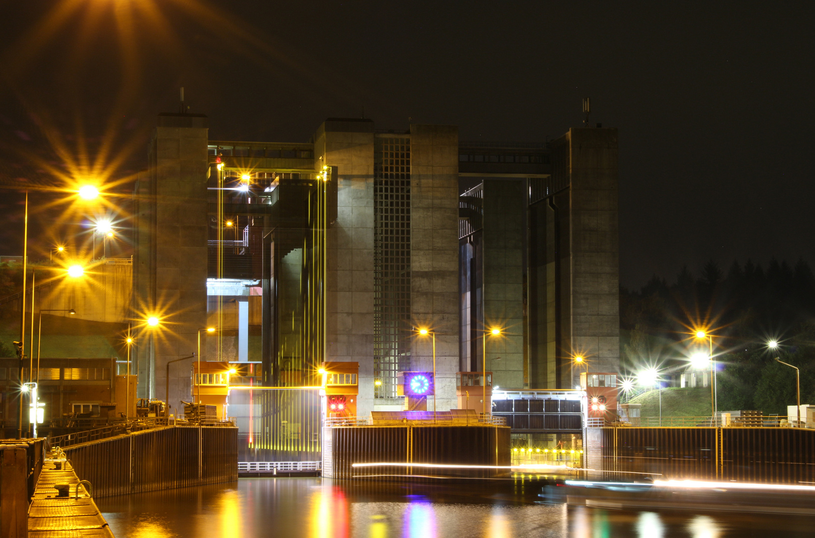 Schiffshebewerk bei Nacht