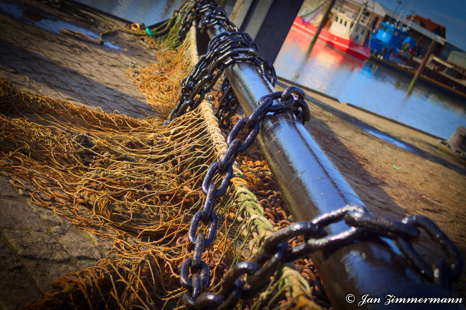 Schiffsmast und Netz im Nordseehafen