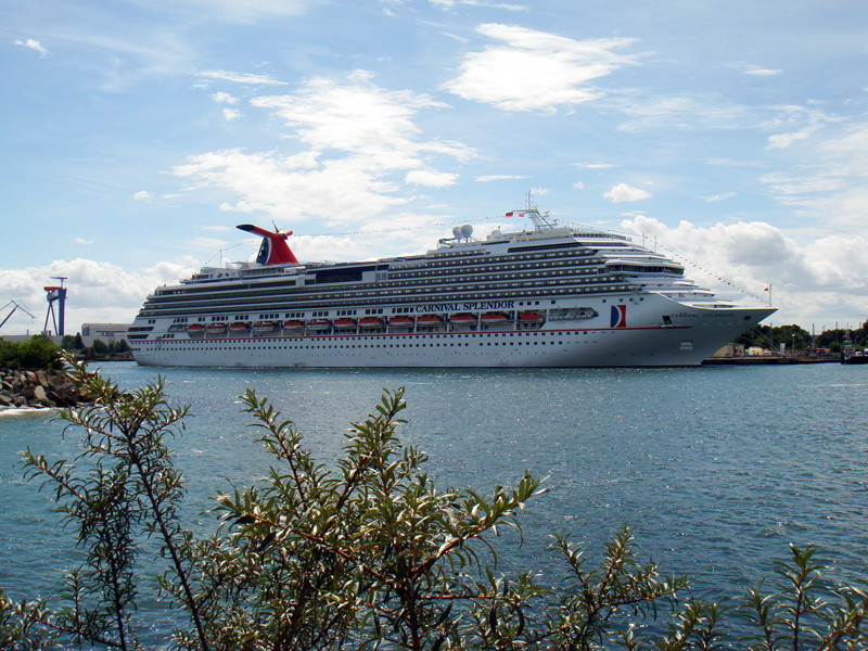 Schiffsneubau Carnival Splendor heute in Warnemünde