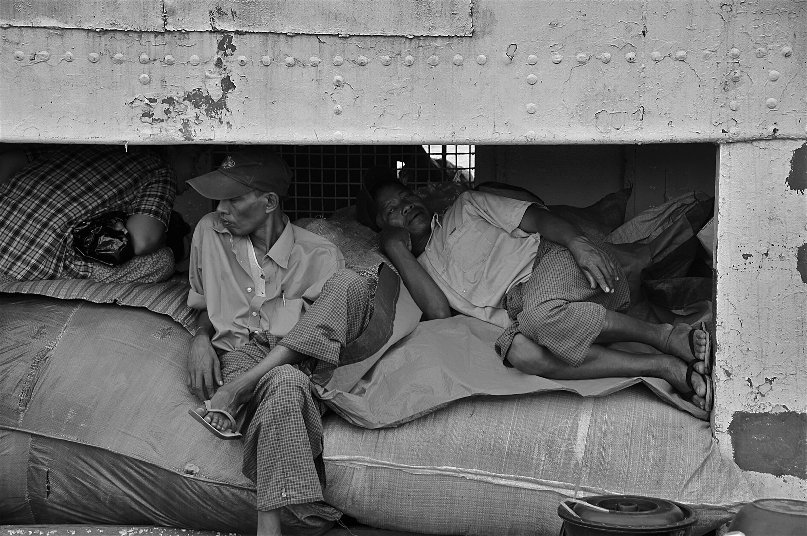 schiffspassage ins delta, yangon hafen, burma 2011