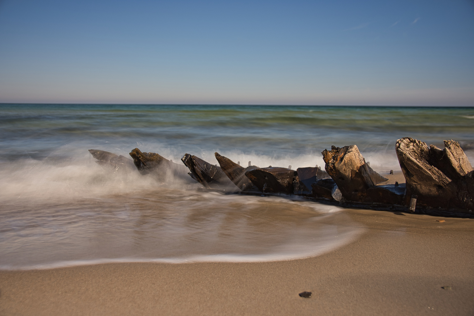 Schiffsplanken am Strand