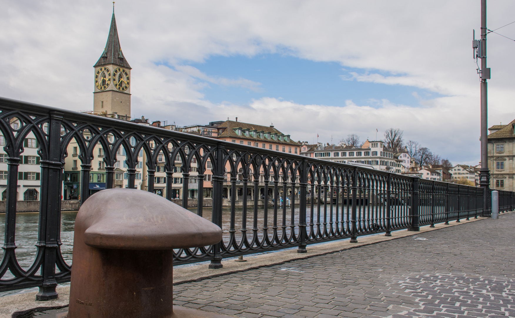 Schiffspoller an der Limmat in der Altstadt Zürich