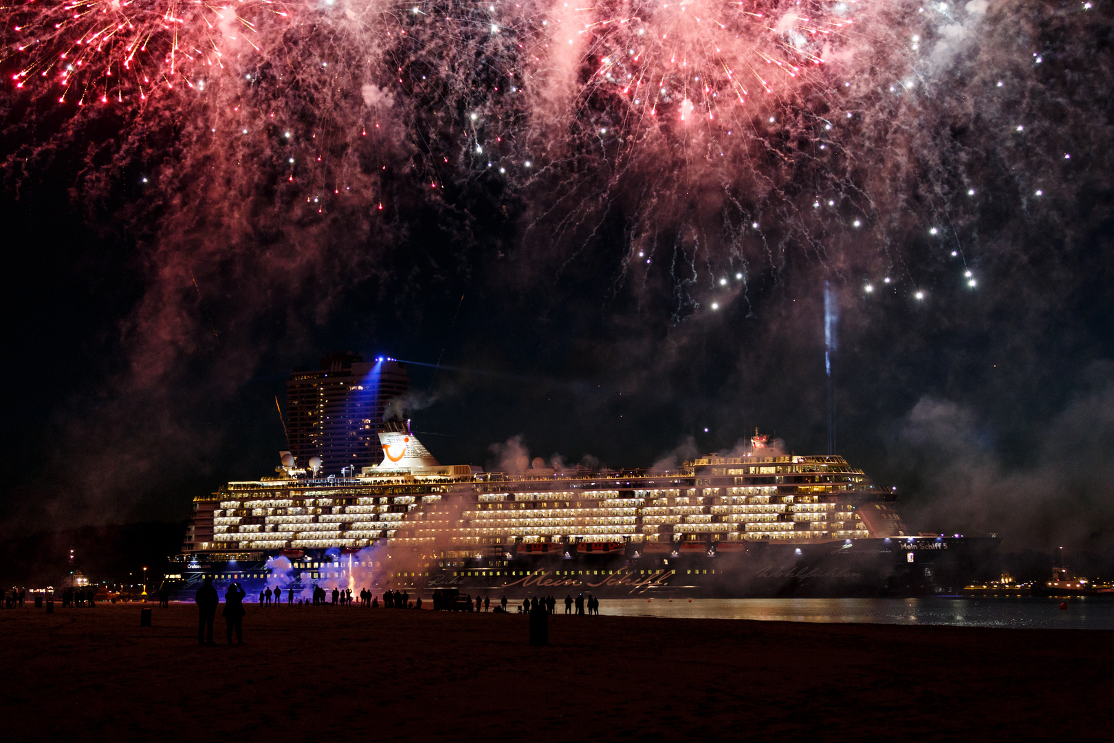 Schiffstaufe mit Feuerwerk der Mein Schiff 5