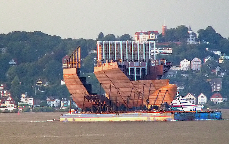 Schiffsteile-Transport vor Blankenese